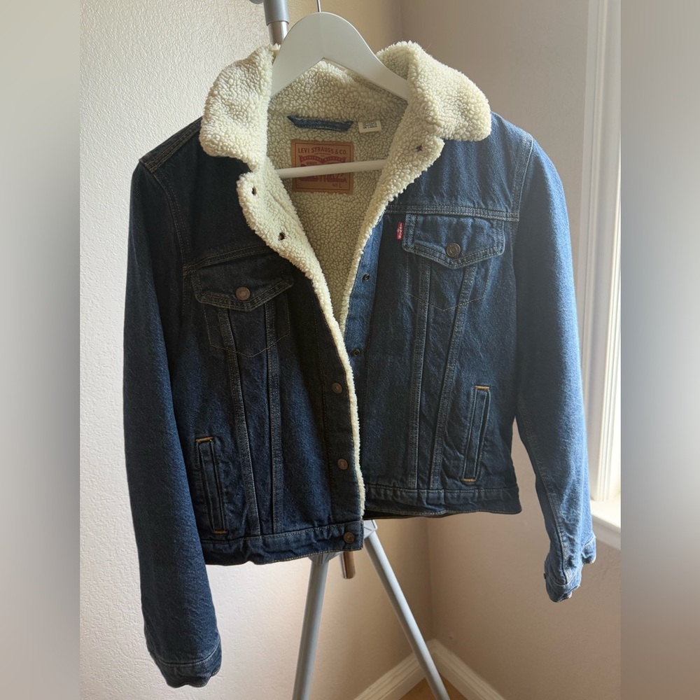 Like new Levis Strauss & Co sherpa lining Jean jacket
